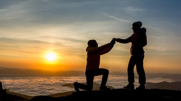 Proposing in the sunrise — Stock Photo, Image
