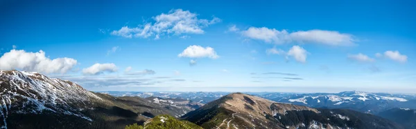 산과 골짜기의 파노라마 풍경 — 스톡 사진