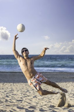 plaj voleybol oynayan adam