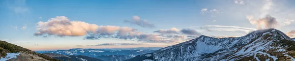 산과 계곡에서 일몰 빛의 파노라마 풍경 — 스톡 사진