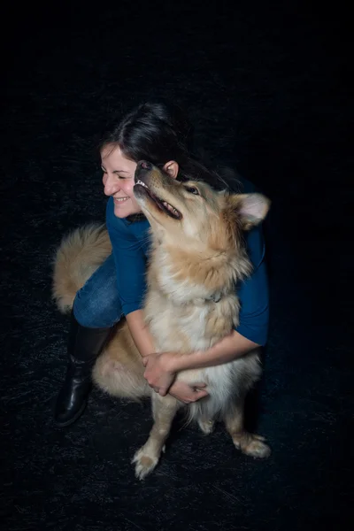 漂亮的女人和她可爱的小狗 — 图库照片