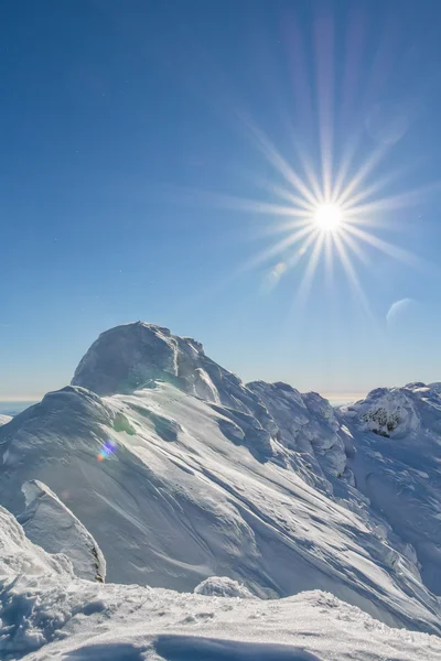 눈 덮인 산의 정상 위에 — 스톡 사진