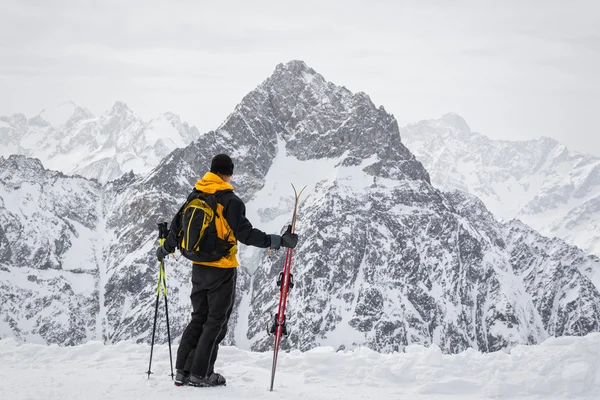 Skidåkare beundra bergen — Stockfoto