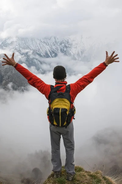 Hiker enjoys the summit — Stock Photo, Image