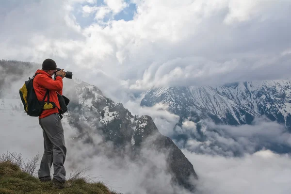 Fotograf in den Bergen — Stockfoto