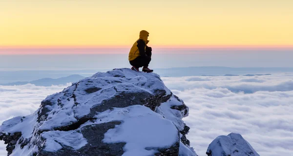 Wandelaar bij zonsopgang op de bergtop — Stockfoto