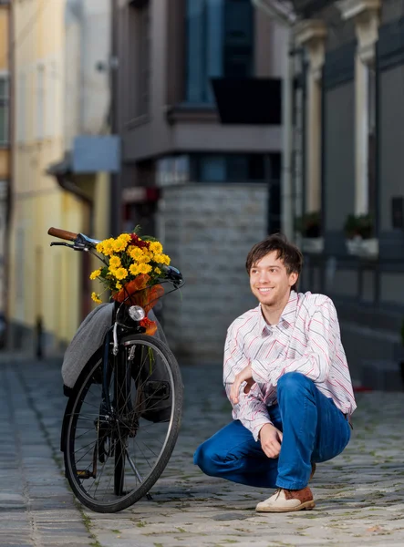 Νεαρός άνδρας που περιμένει την ημερομηνία του κοντά σε ένα ποδήλατο — Φωτογραφία Αρχείου