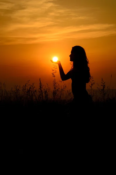 Fata ține soarele în palma ei — Fotografie, imagine de stoc