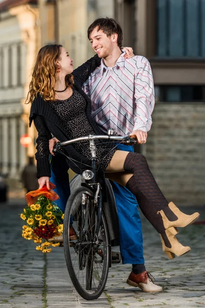 年轻男人和女人剥壳一辆自行车 — 图库照片