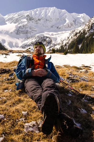 Bergsteiger macht Rast in der Sonne — Stockfoto