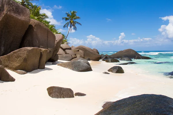 Formaciones de rocas en una playa en Silhouette Island — Foto de Stock