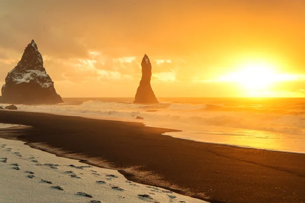 Siyah kum Reynisfjara plaj renkli daybreak