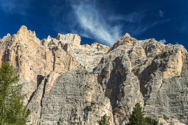 İtalyan dağlar üzerinde derin mavi gökyüzü