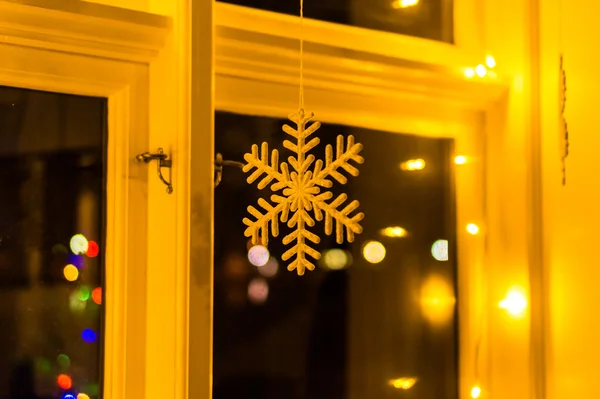 Floco de neve em forma de decoração de Natal pela janela — Fotografia de Stock