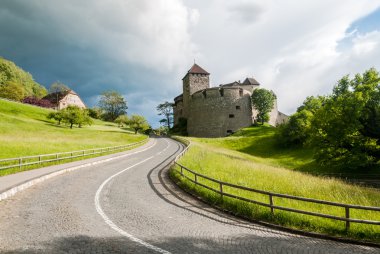 Fırtına bulutları Vaduz üzerinde kale, Liechtenstein, Mayıs 2014