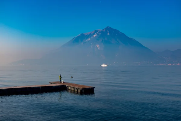 Pescador en el lago Como — Foto de Stock