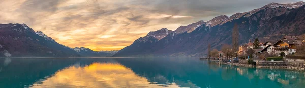 Puesta de sol en el lago Brienz, Suiza — Foto de Stock