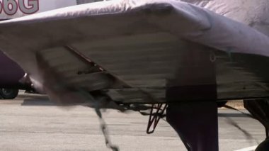 Uçak flutters Rüzgar kapsayan tente görünümünü