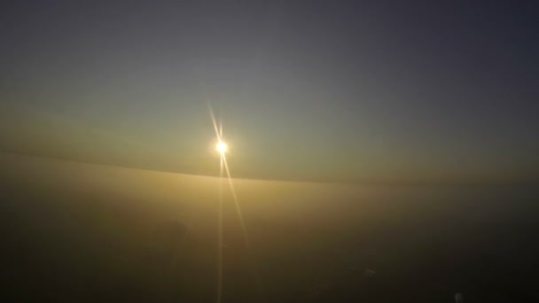 Ovanifrån av solen skiner genom molnen — Stockvideo