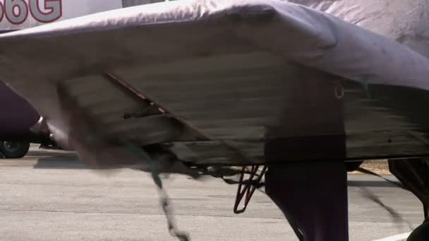 Vue de l'auvent couvrant les flotteurs d'avion dans le vent — Video