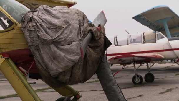 Überdachtes Flugzeug am Flughafen, Nahaufnahme — Stockvideo