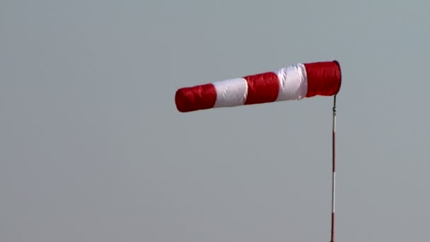 Vista de vermelho e branco windsock acenando — Vídeo de Stock