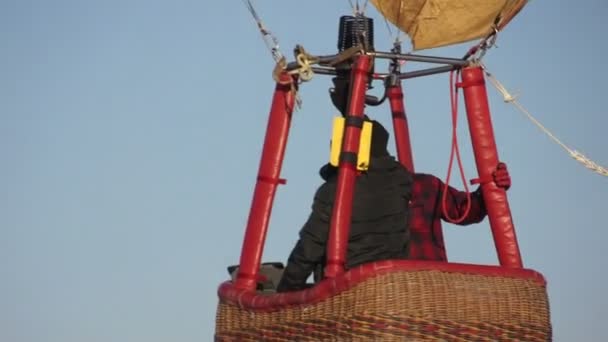 Изображение людей, летающих на воздушном шаре — стоковое видео