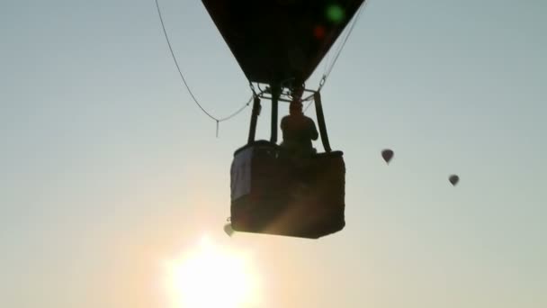 Utsikt över kabinen luftballong på himmel bakgrund — Stockvideo