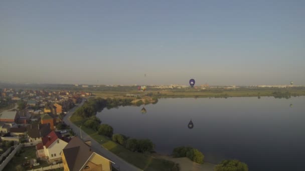 Захватывающий вид с воздуха на город возле озера — стоковое видео