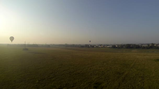 Sıcak hava balonu erken sabah uçuş. Üstten Görünüm — Stok video