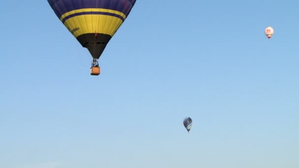 Sıcak hava balonları Bulutsuz gökyüzü arka plan üzerinde — Stok video