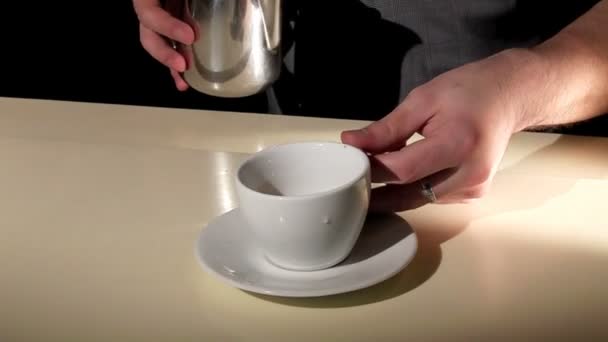 Barista zeichnet Milchschaum auf Kaffee — Stockvideo