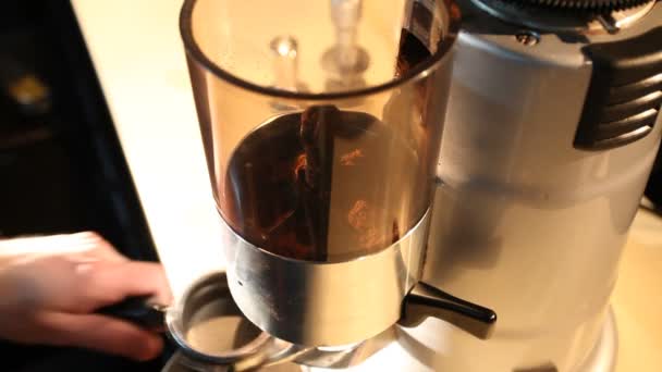 Бармен шлифует бобы на кофейной мельнице — стоковое видео