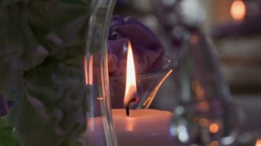 Yakın çekim cam zemin üzerinde mum alevi