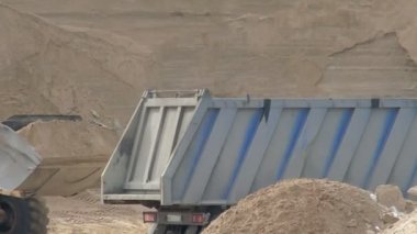 Yükleyici-Tekerlekli yükleyici Close-Up konteyner kuma yükler