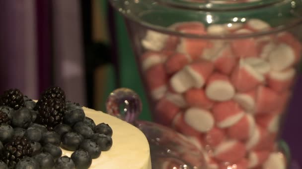 Close-up of fresh berries on wedding cake — Stock Video