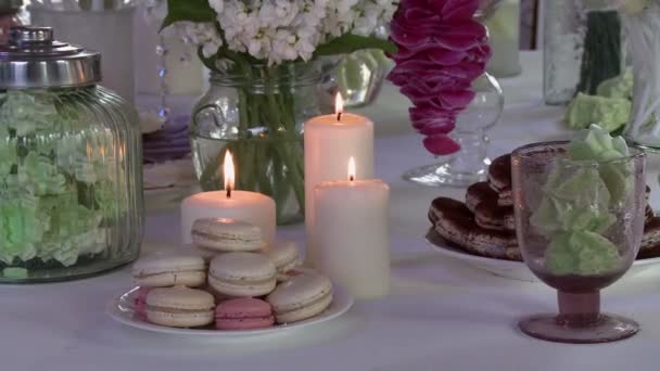 Close-up de macaroons na mesa de sobremesa — Vídeo de Stock