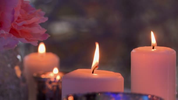 Flackernde Flamme von Kerzen, Nahaufnahme — Stockvideo