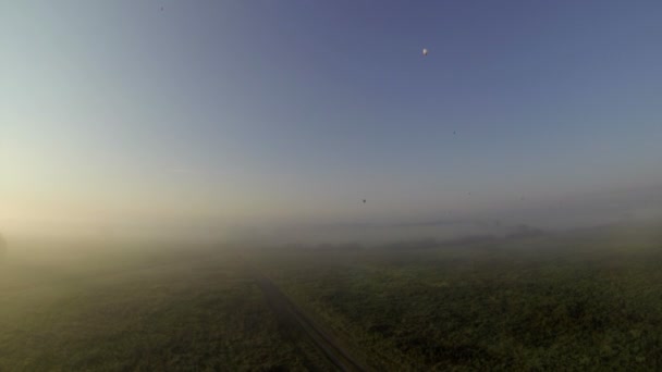 Uitzicht vanaf de cockpit van de ballon naar de ochtend landschap — Stockvideo