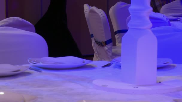 Designer de interiores decora mesa do banquete — Vídeo de Stock