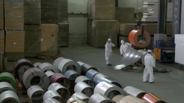 Widok z robotników pracujących w produkcji sklep — Wideo stockowe