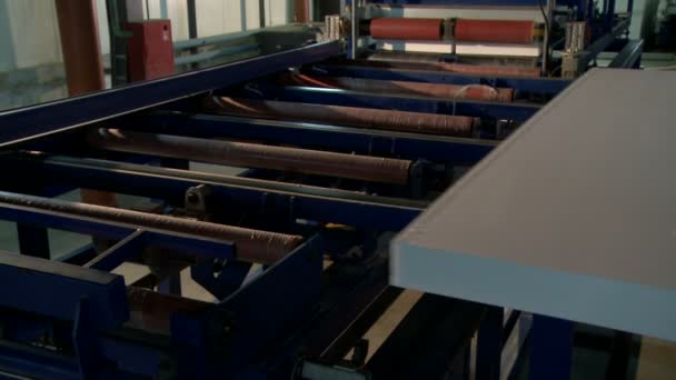 Afgewerkte sandwichpanelen beweegt langs transportband — Stockvideo