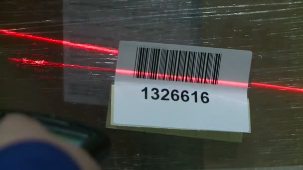 Visa scanning låda med laser streckkodsläsare — Stockvideo