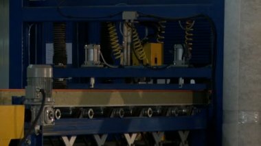 Sandwiç panel otomatik makine tarafından taşır