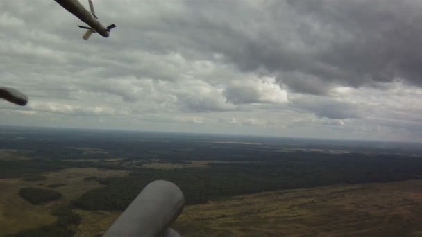 Военный вертолет в небе — стоковое видео