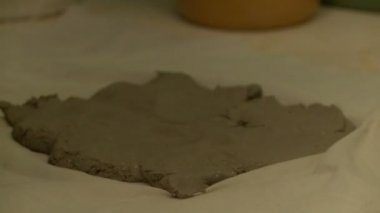 Yetenekli ustası kil yumruk, yakın çekim kneads