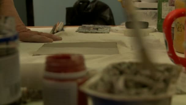 Het creëren van keramische tegels in kunstenaars werkplaats — Stockvideo