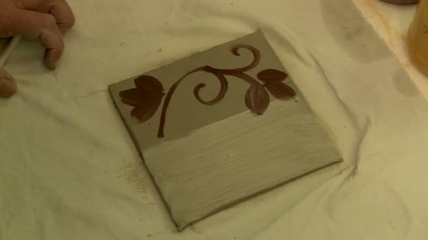 Bemalen von selbstgemachten Keramikfliesen, Nahaufnahme — Stockvideo