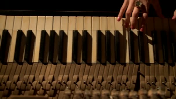 Weergave van vrouw met verzorgde handen spelen piano — Stockvideo