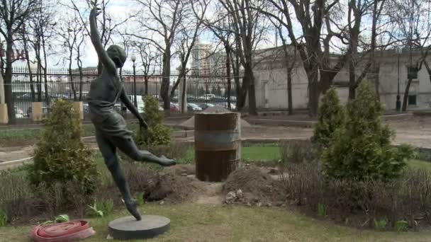 Статуя танцюриста балету в міському парку — стокове відео